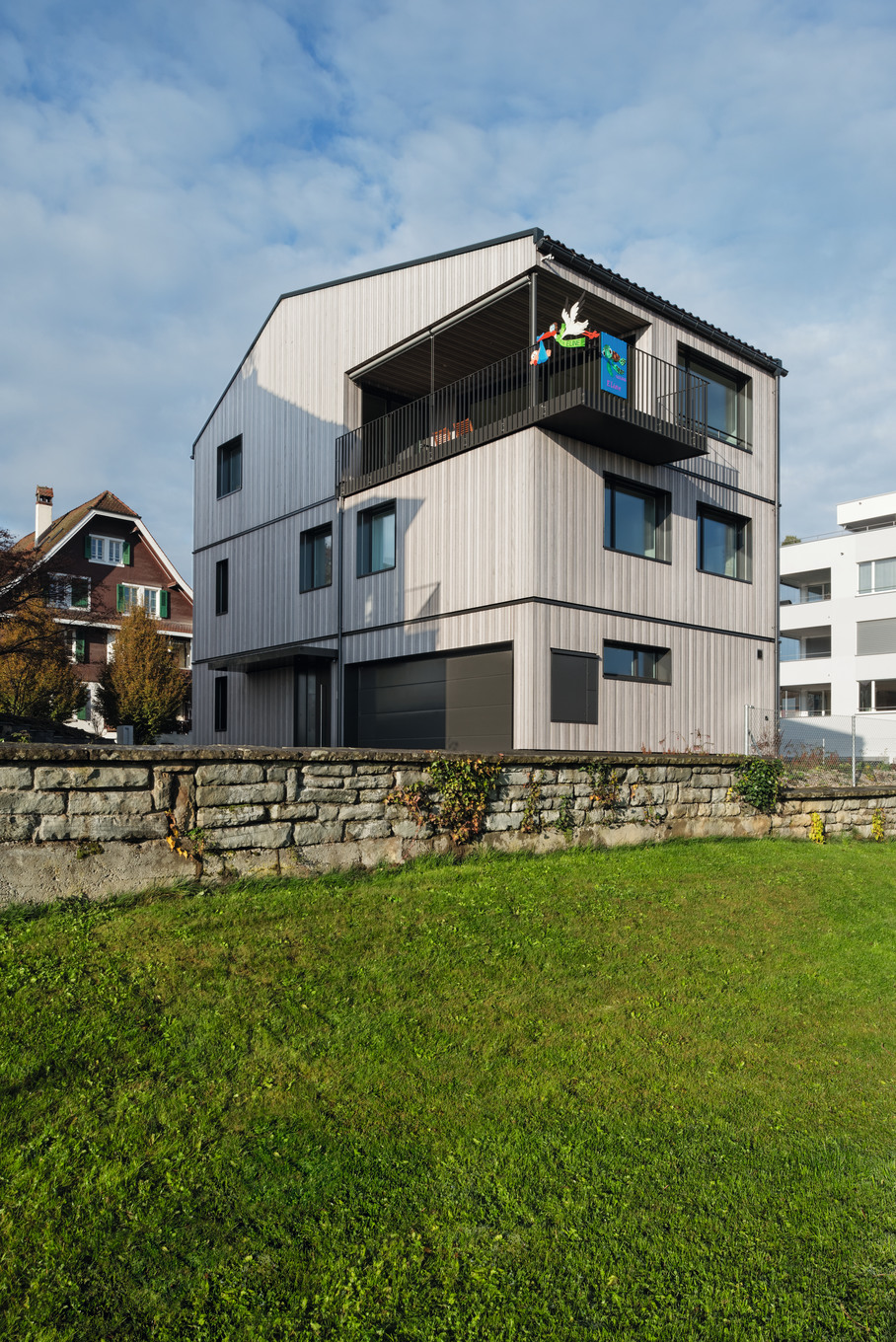 Moderner Holzbau im Dorfkern