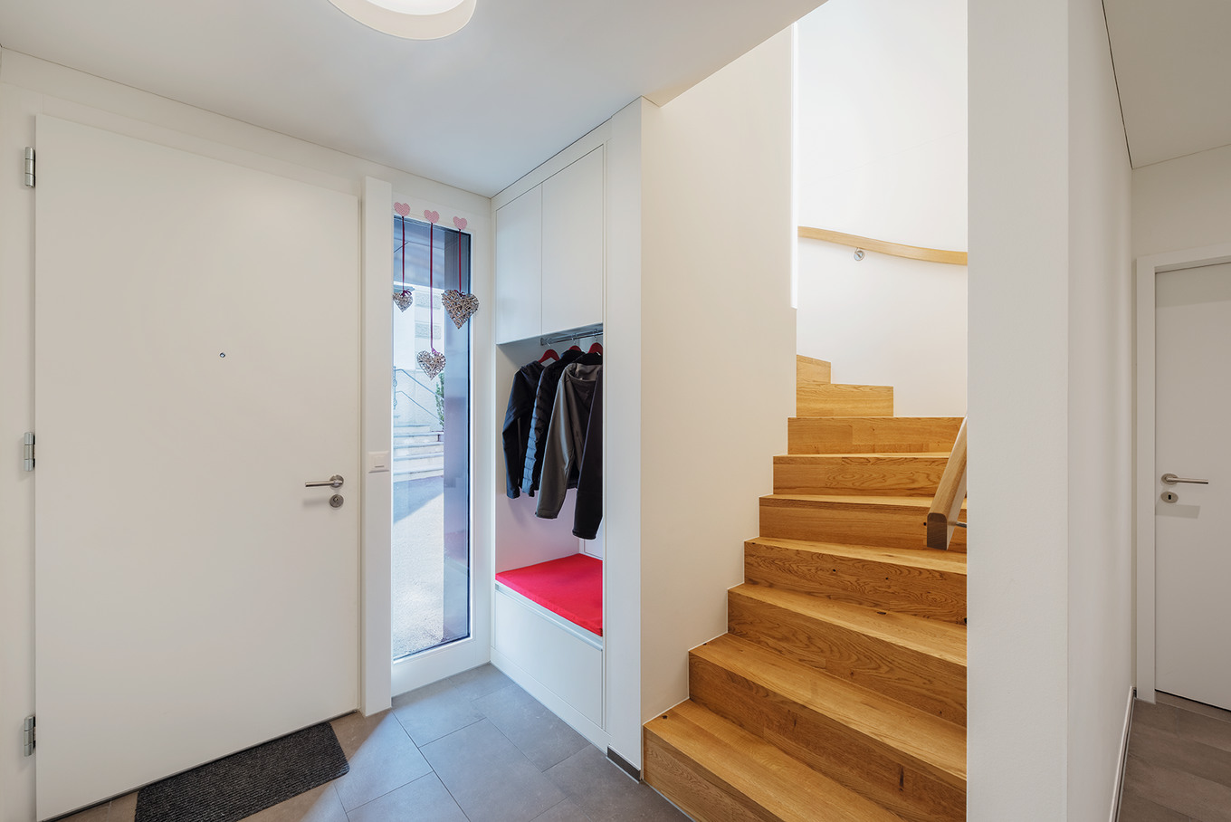 Moderner Holzbau im Dorfkern