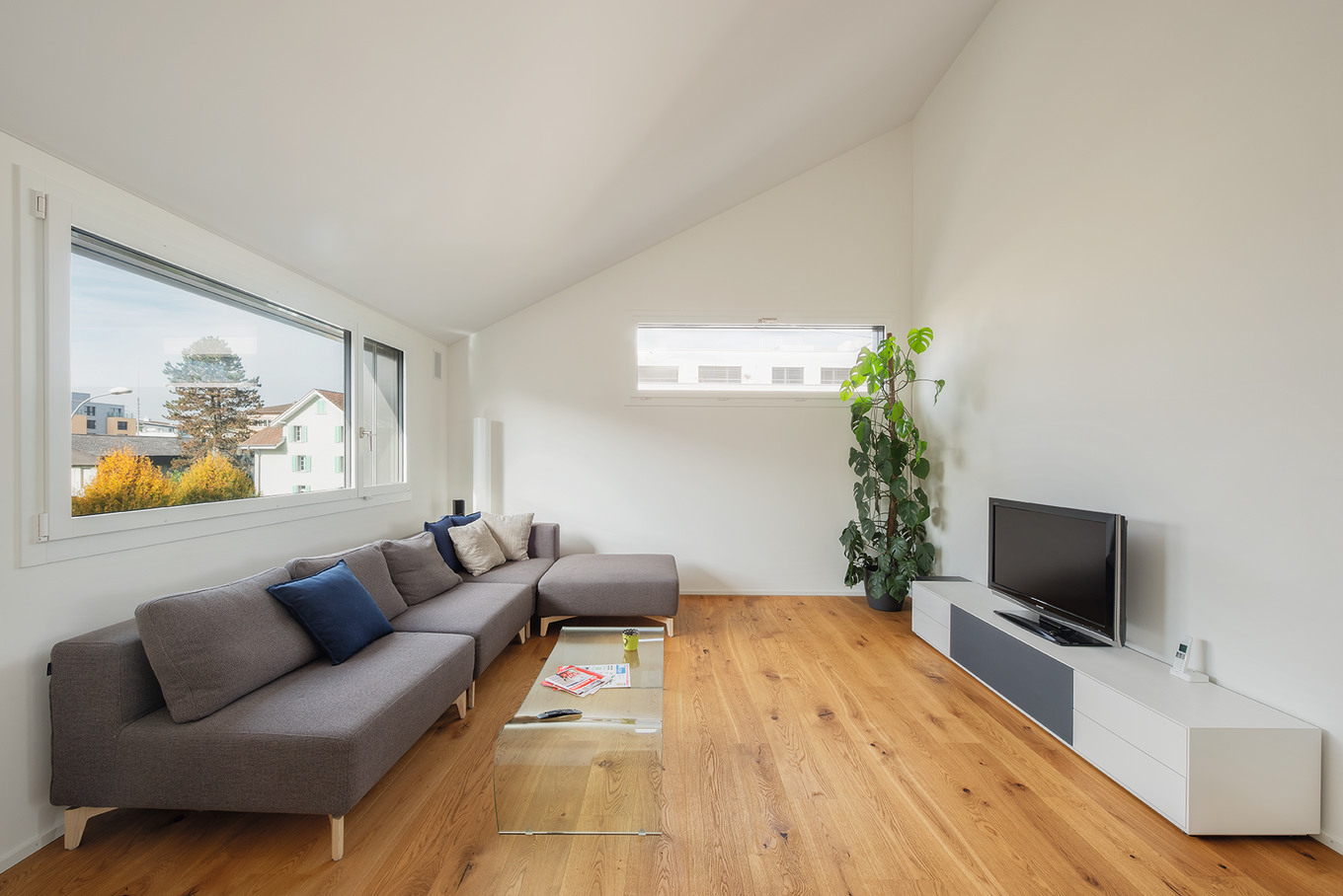 Moderner Holzbau im Dorfkern