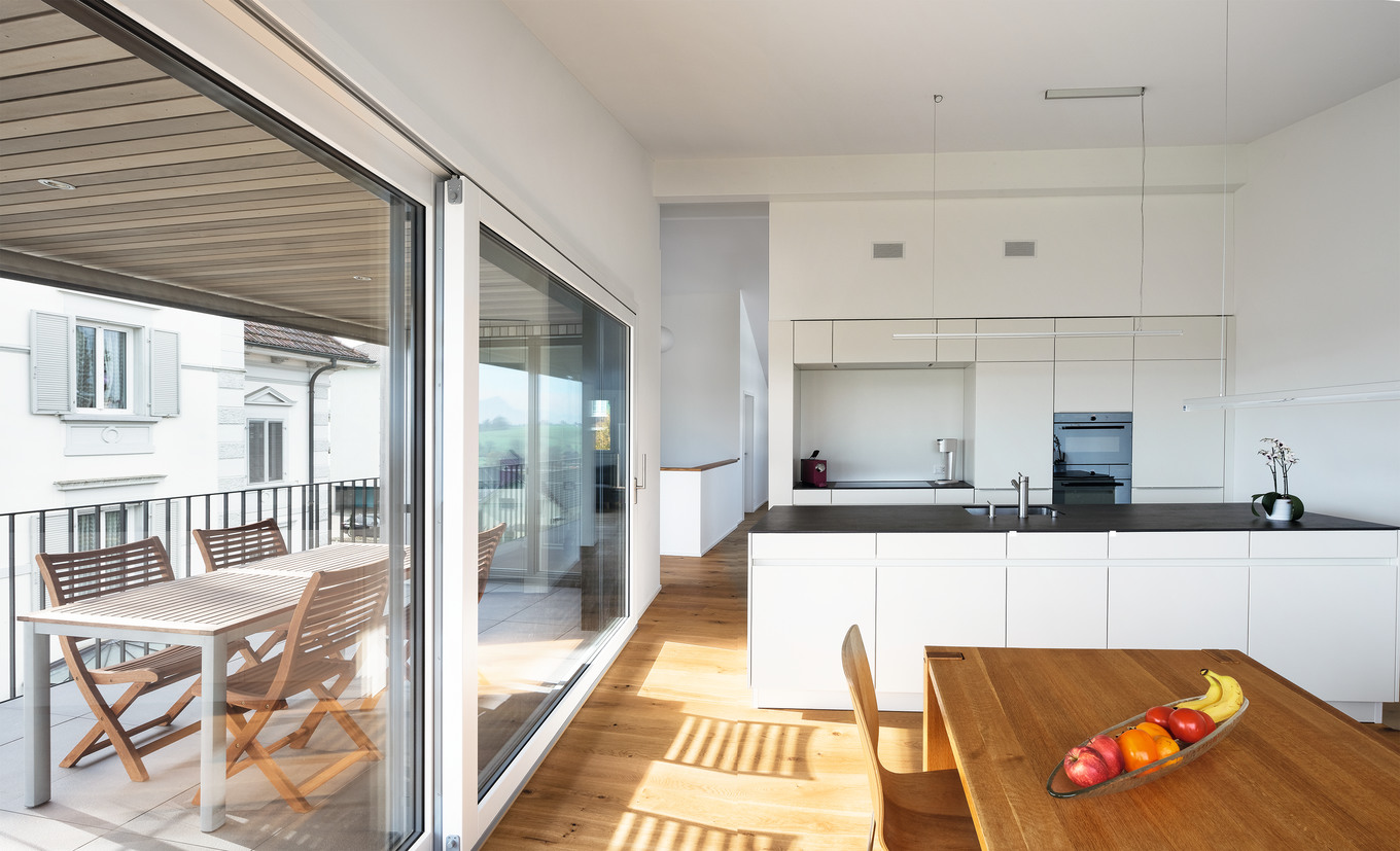 Moderner Holzbau im Dorfkern