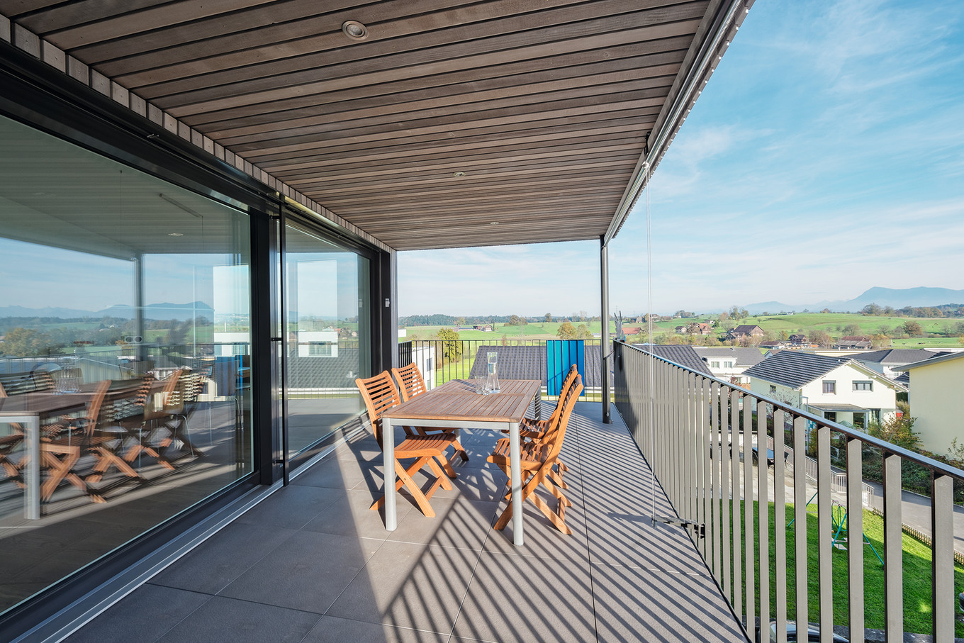 Moderner Holzbau im Dorfkern