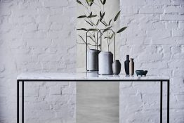 Marmorstein und Edelstahl