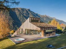 Mit dem Berghang gebaut