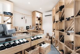 Weinkeller im Chalet-Chic