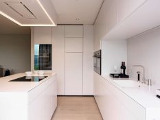 Charakterstarke Inselküche mit präzisen Details