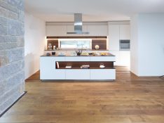 Diese Küche spielt mit dem hell-Dunkel-Kontrast