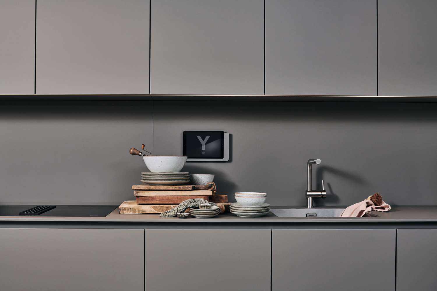 Kompakt, monochrom, jung