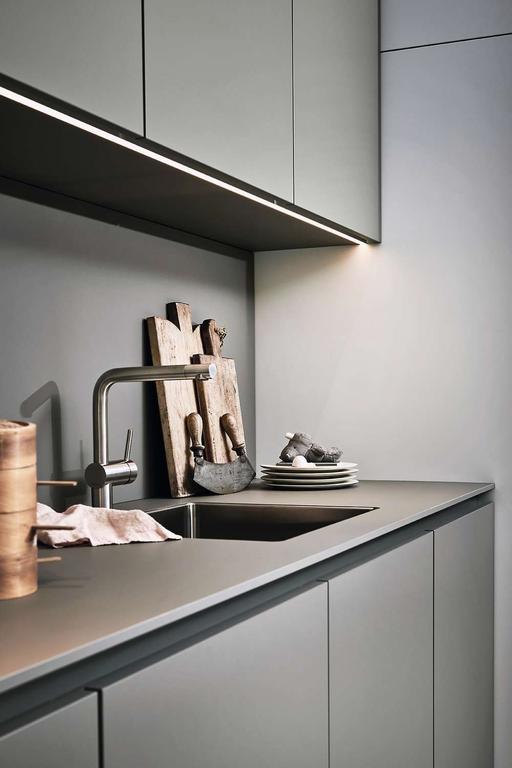 Kompakt, monochrom, jung