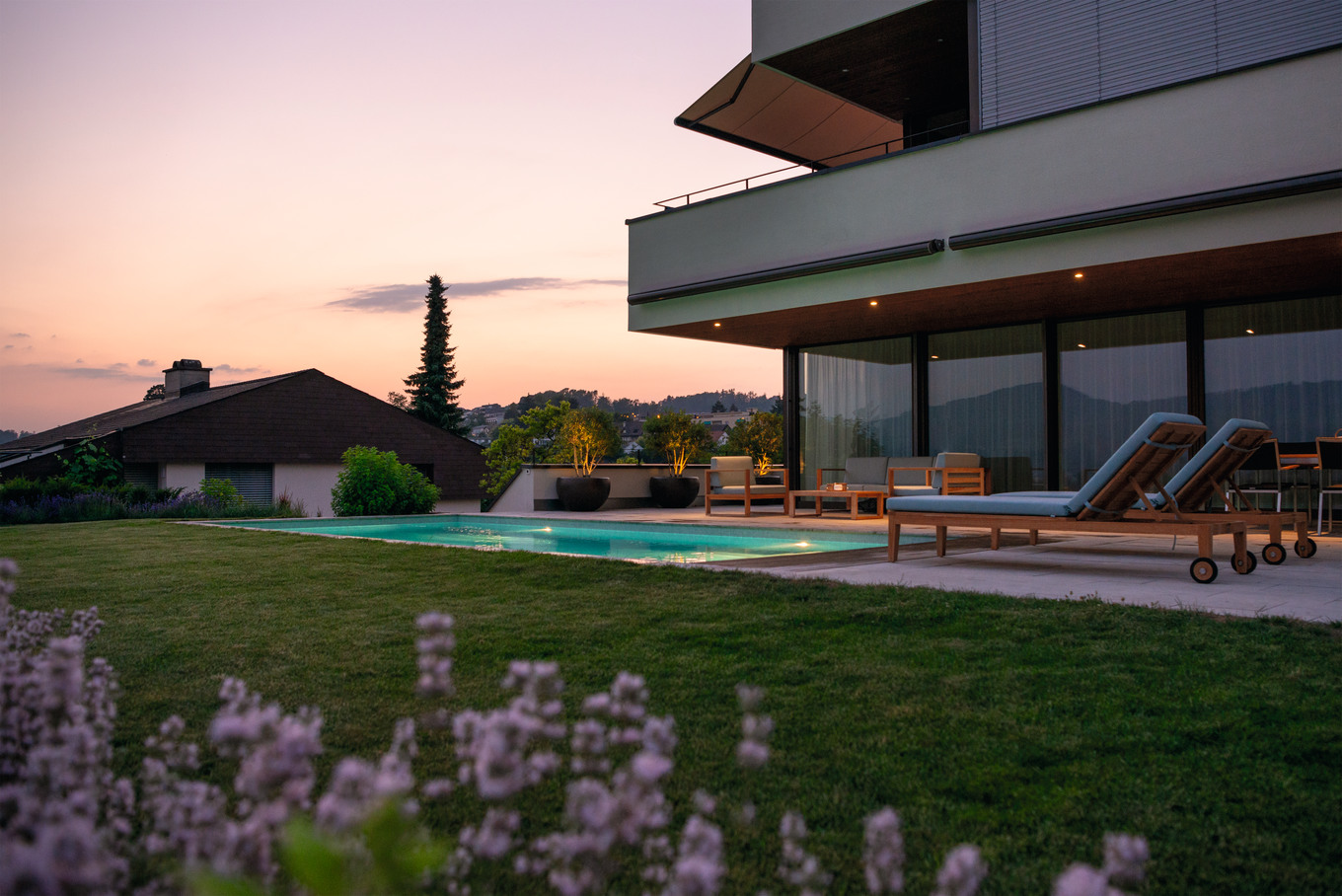 BEI LAUSCHIGEM ABENDLICHT