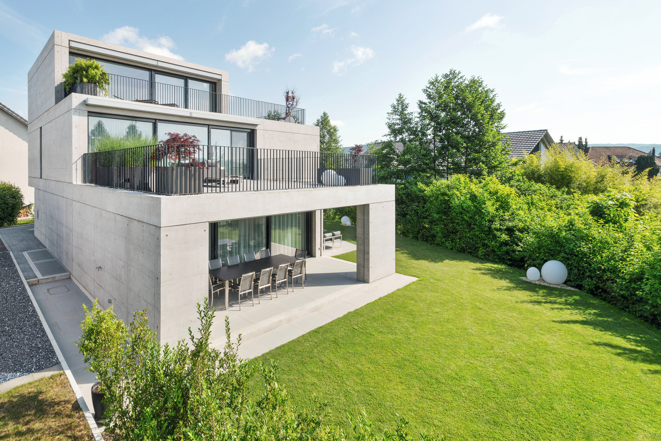 Präzise Architektur mit Kunst von Welt