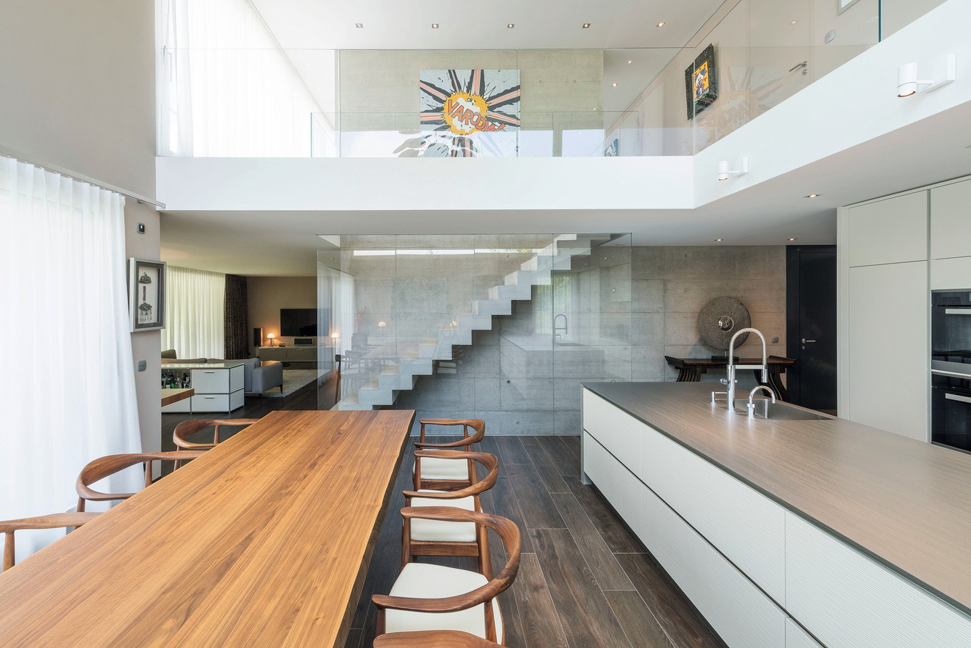 Präzise Architektur mit Kunst von Welt