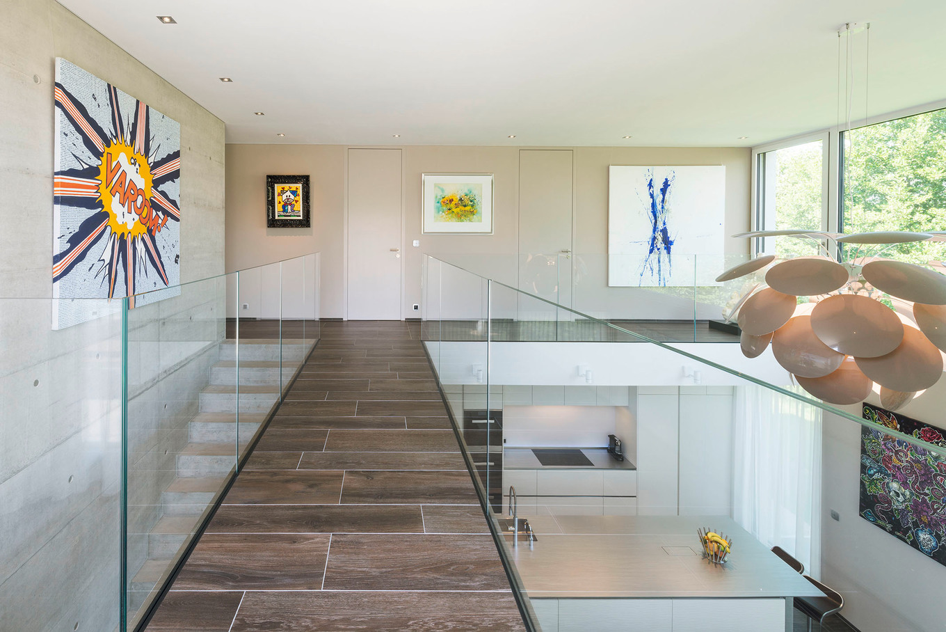 Präzise Architektur mit Kunst von Welt