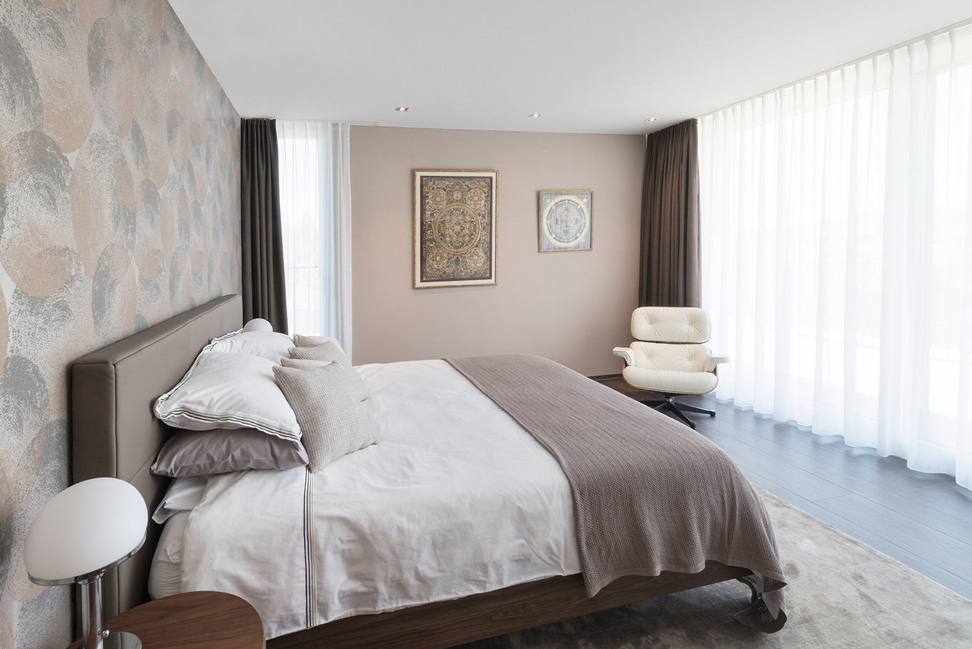 Präzise Architektur mit Kunst von Welt