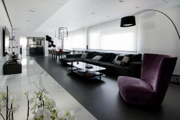 Als Kontrast zu marmorietem Boden und Wänden setzten die Architekten auf eine kunstvolle Stereoanlage an der Wand und Stühlen mit samtigem Bezug.