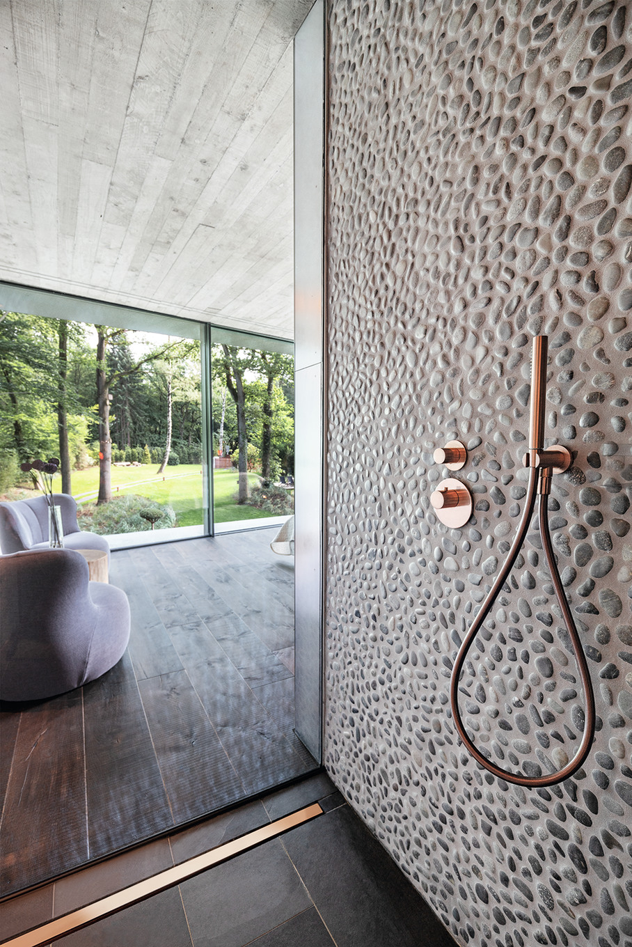 Ein Brutalist steht im Walde