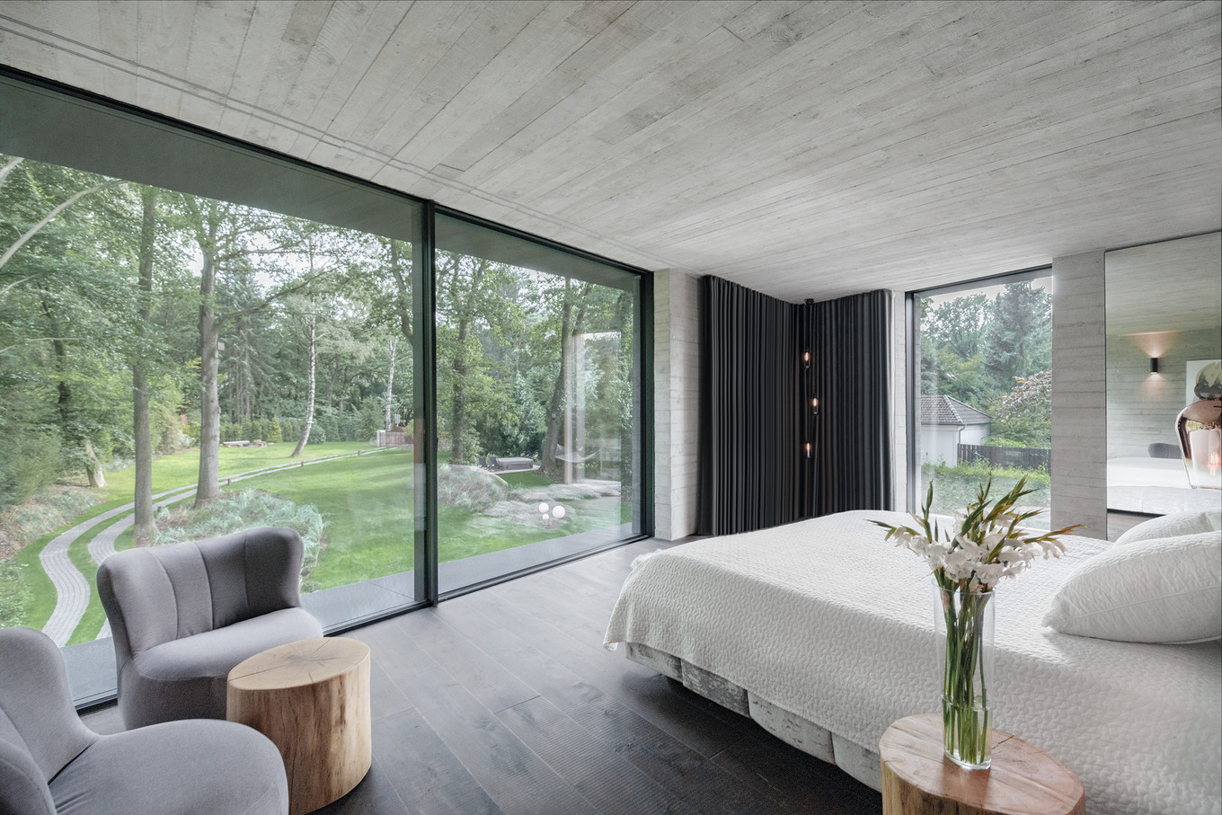 Ein Brutalist steht im Walde