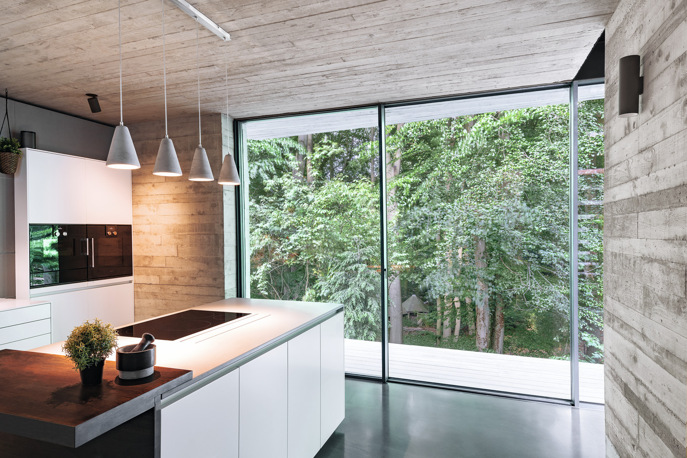 Ein Brutalist steht im Walde