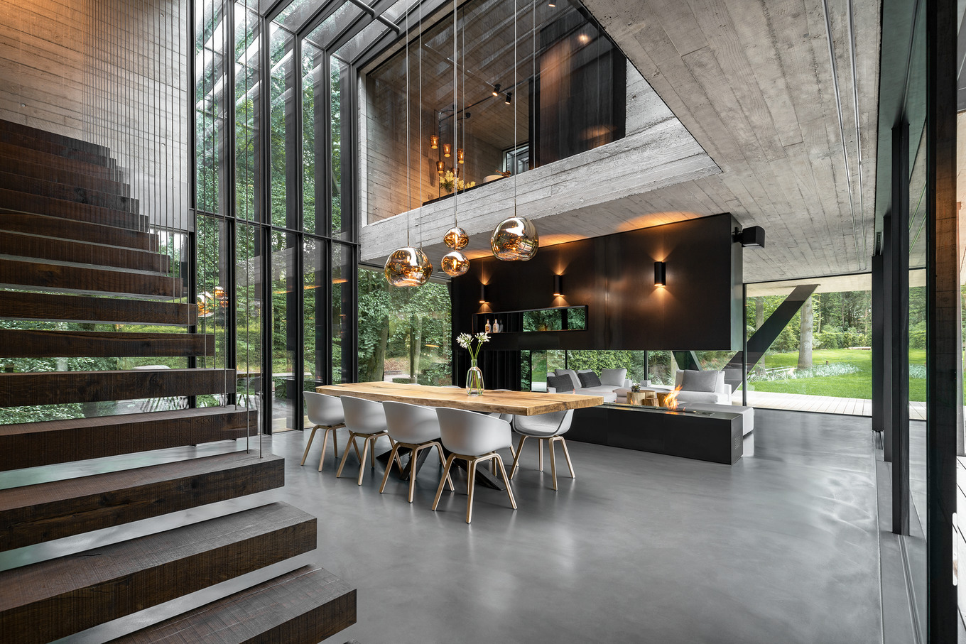 Ein Brutalist steht im Walde