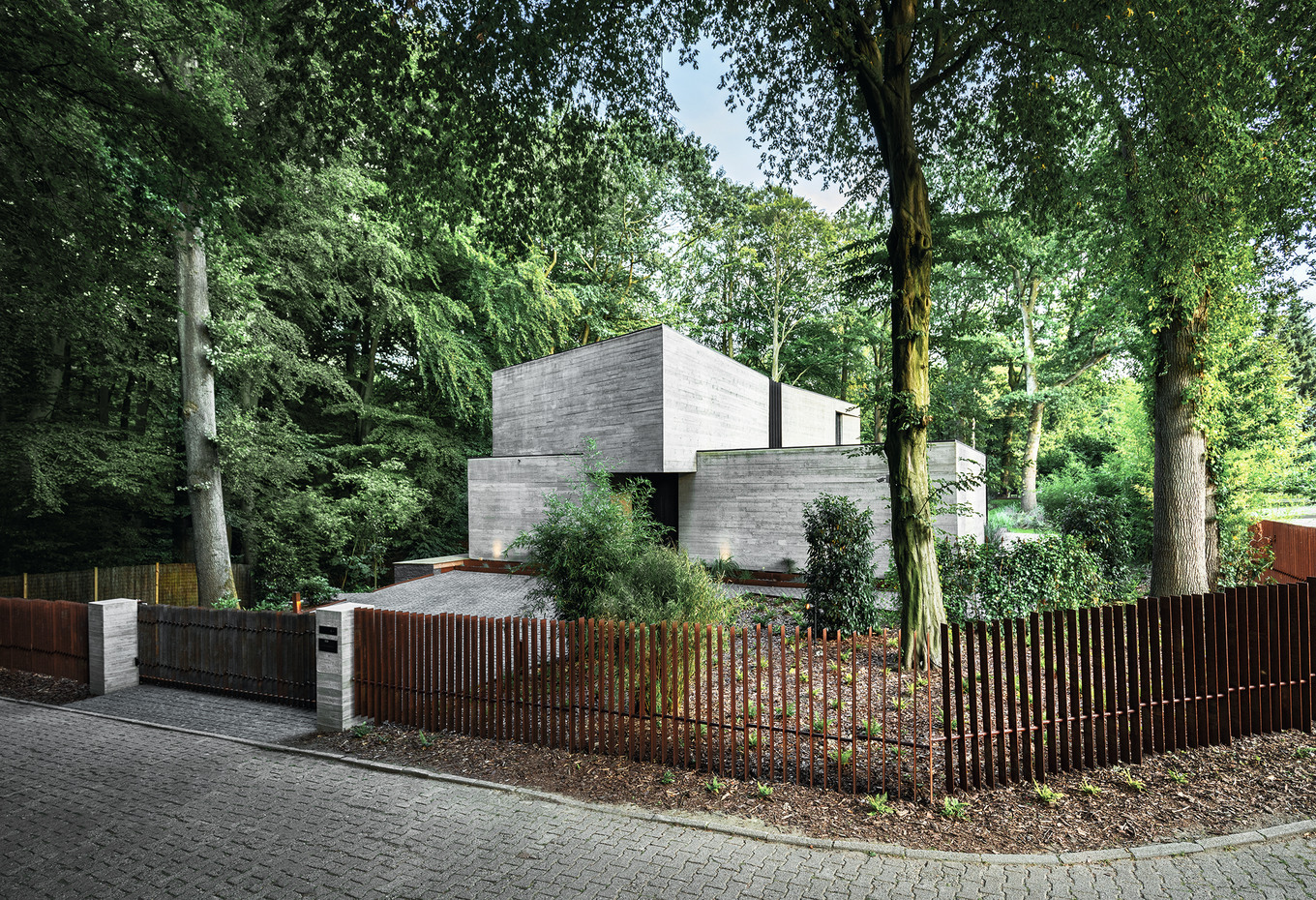 Ein Brutalist steht im Walde