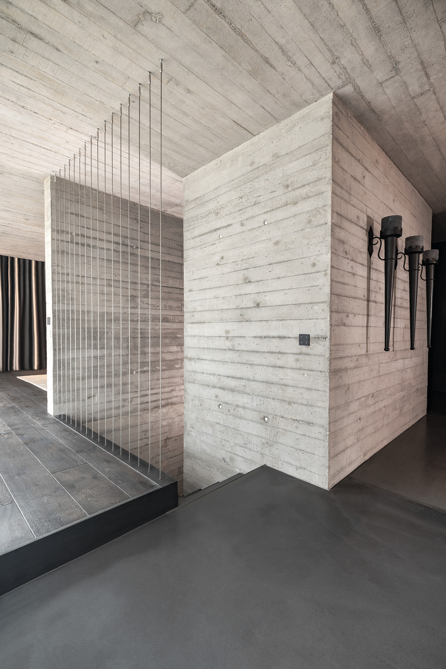 Ein Brutalist steht im Walde