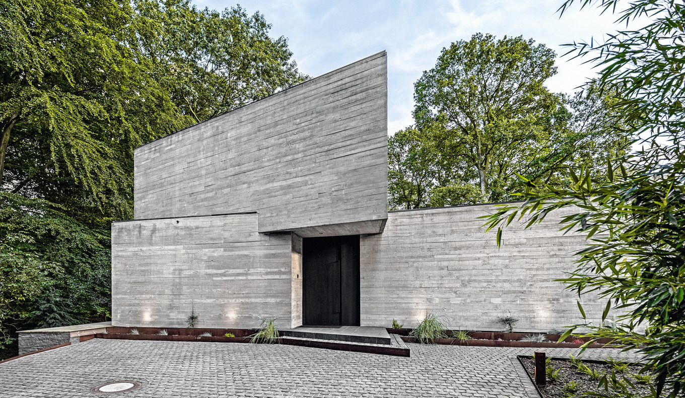 Ein Brutalist steht im Walde