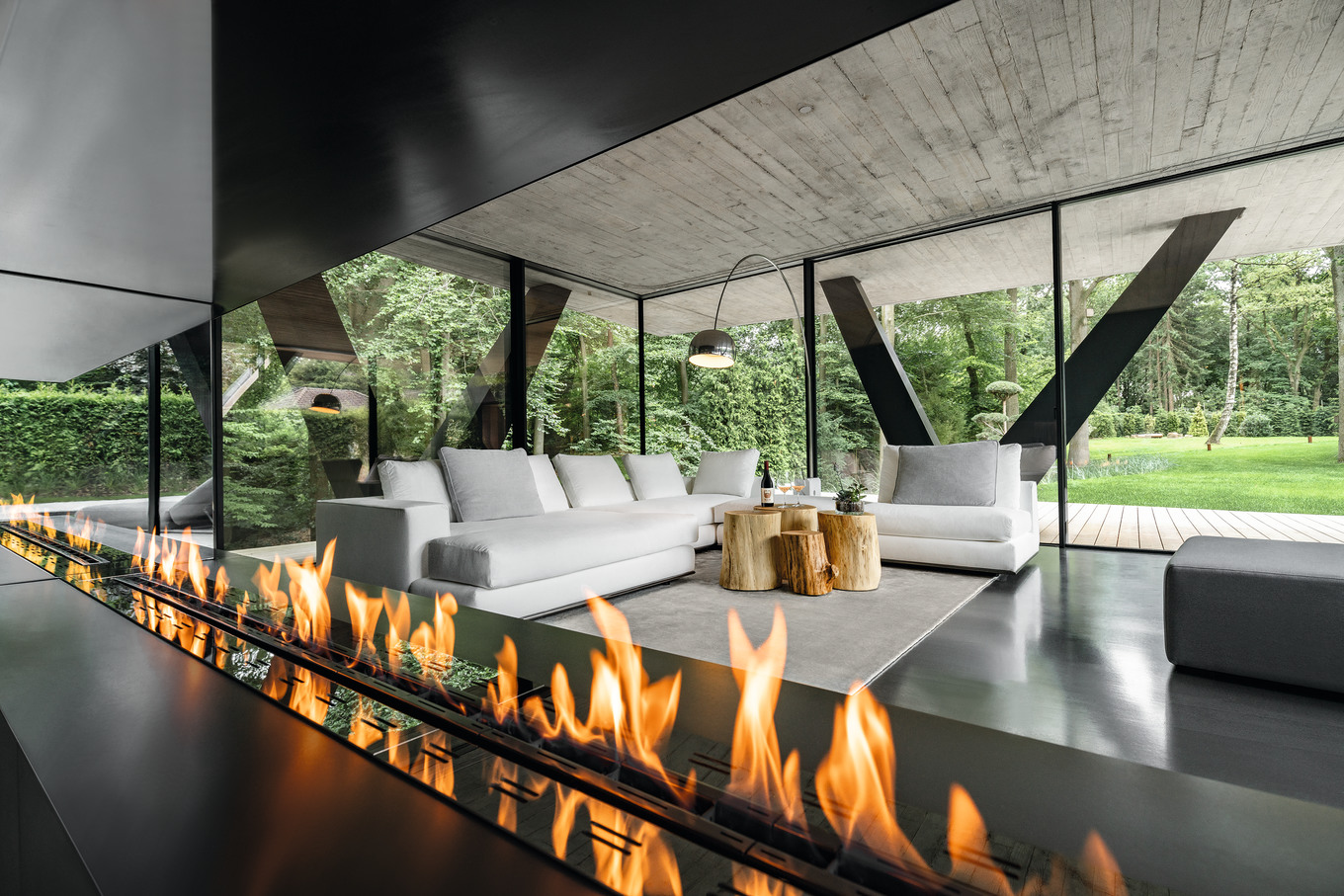 Ein Brutalist steht im Walde