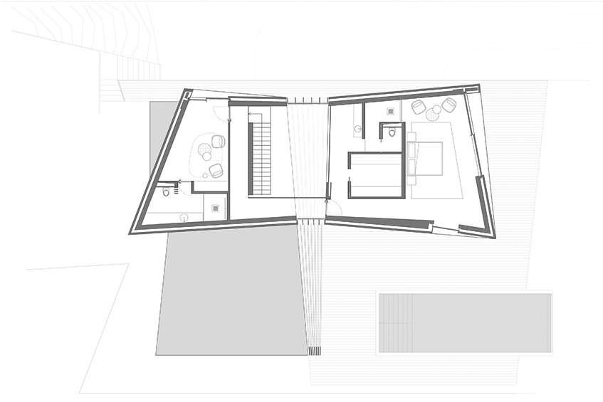 Ein Brutalist steht im Walde