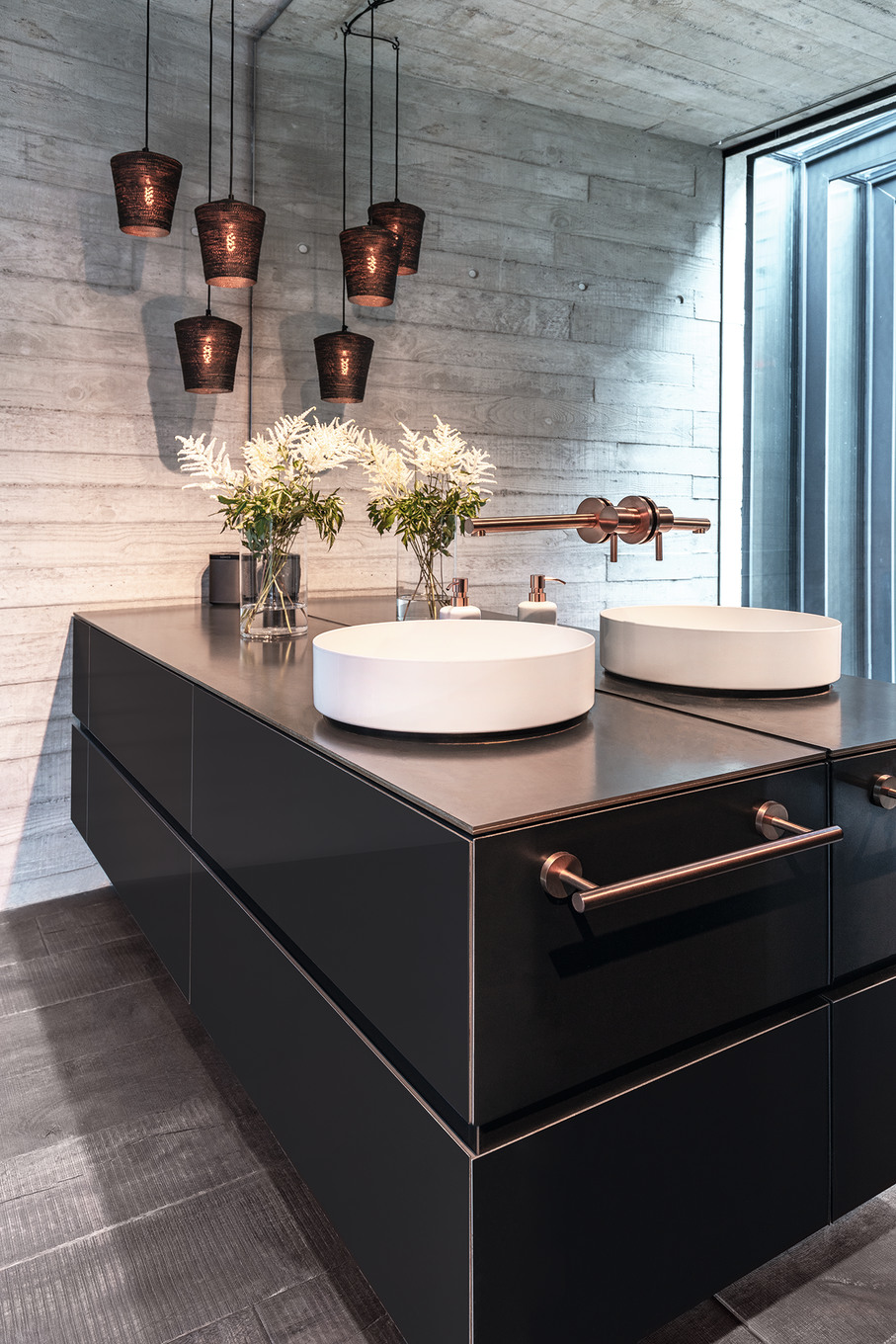 Ein Brutalist steht im Walde