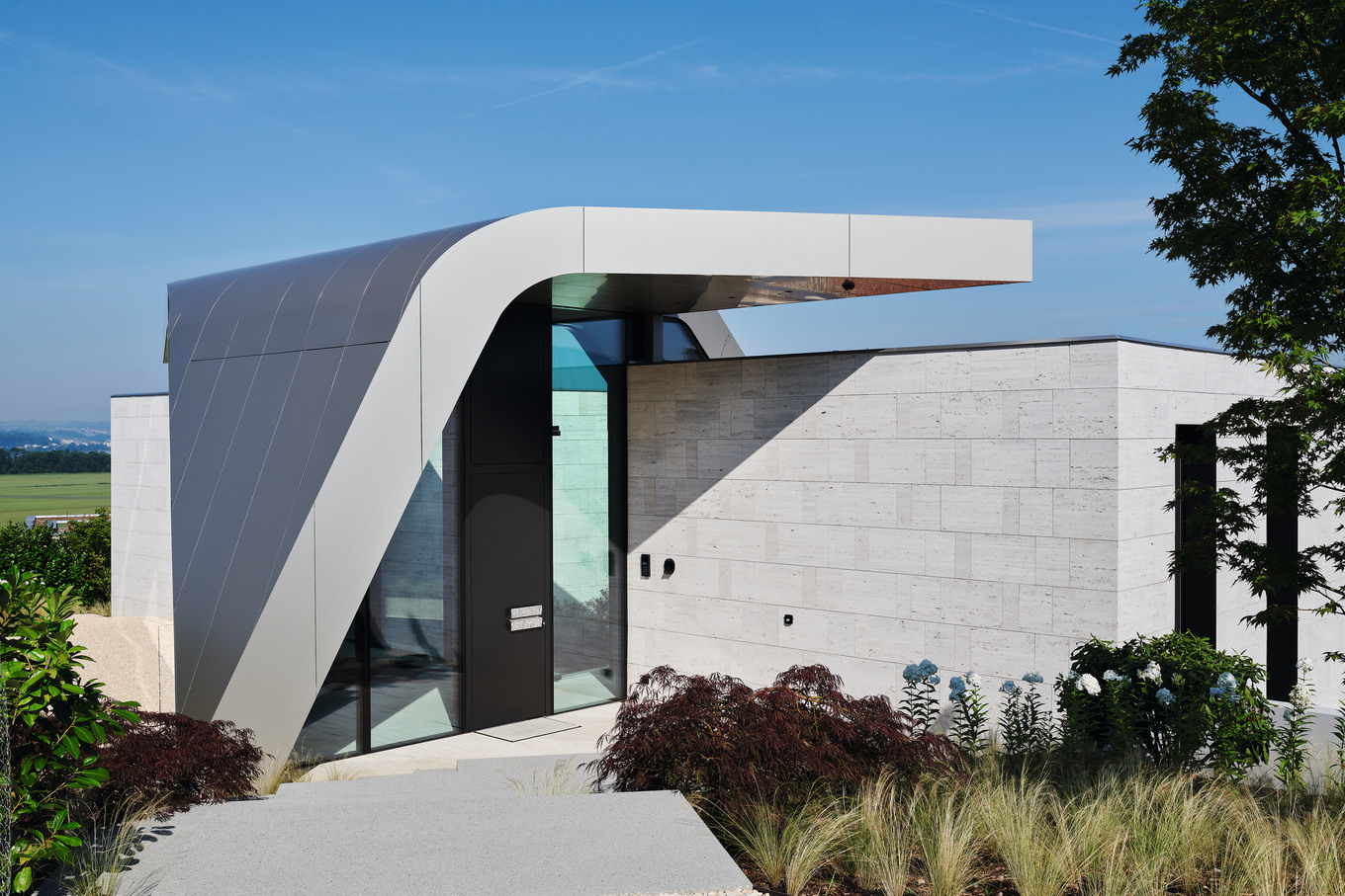 Im Schutz des Flügels