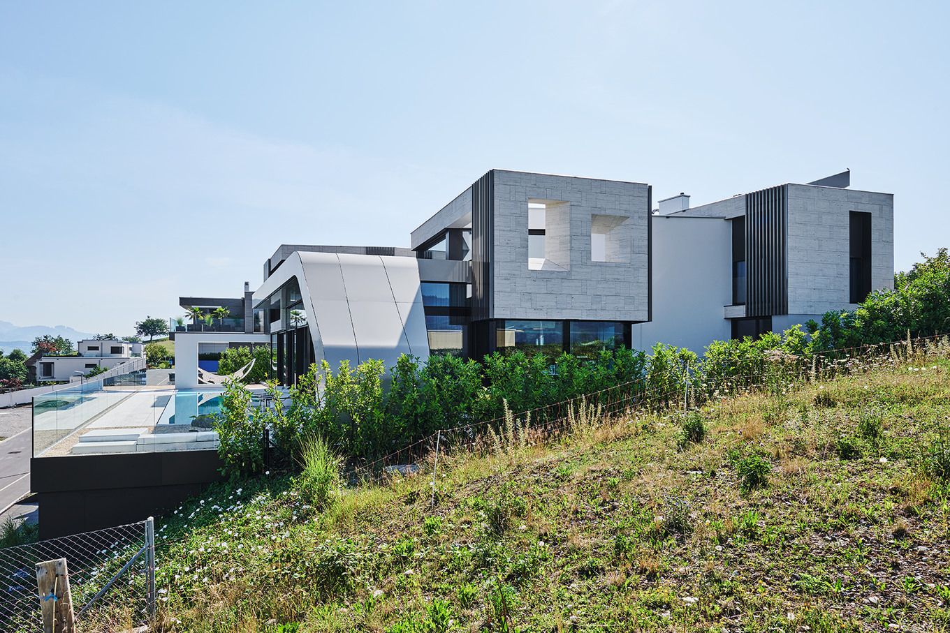 Im Schutz des Flügels