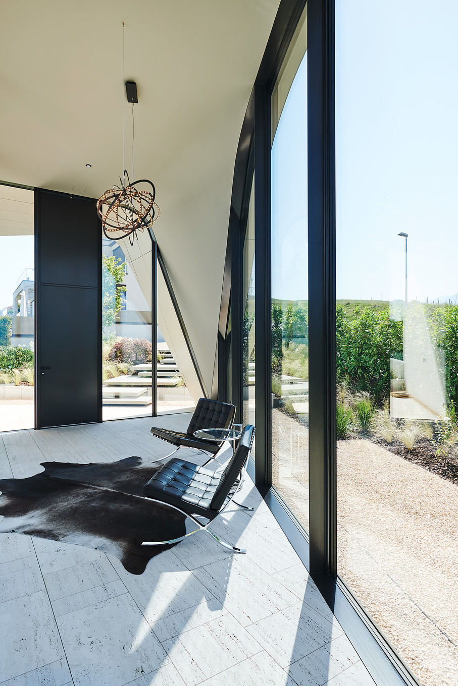 Im Schutz des Flügels