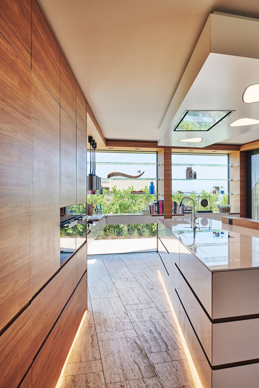 Im Schutz des Flügels