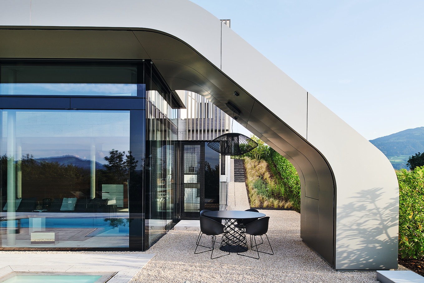 Im Schutz des Flügels