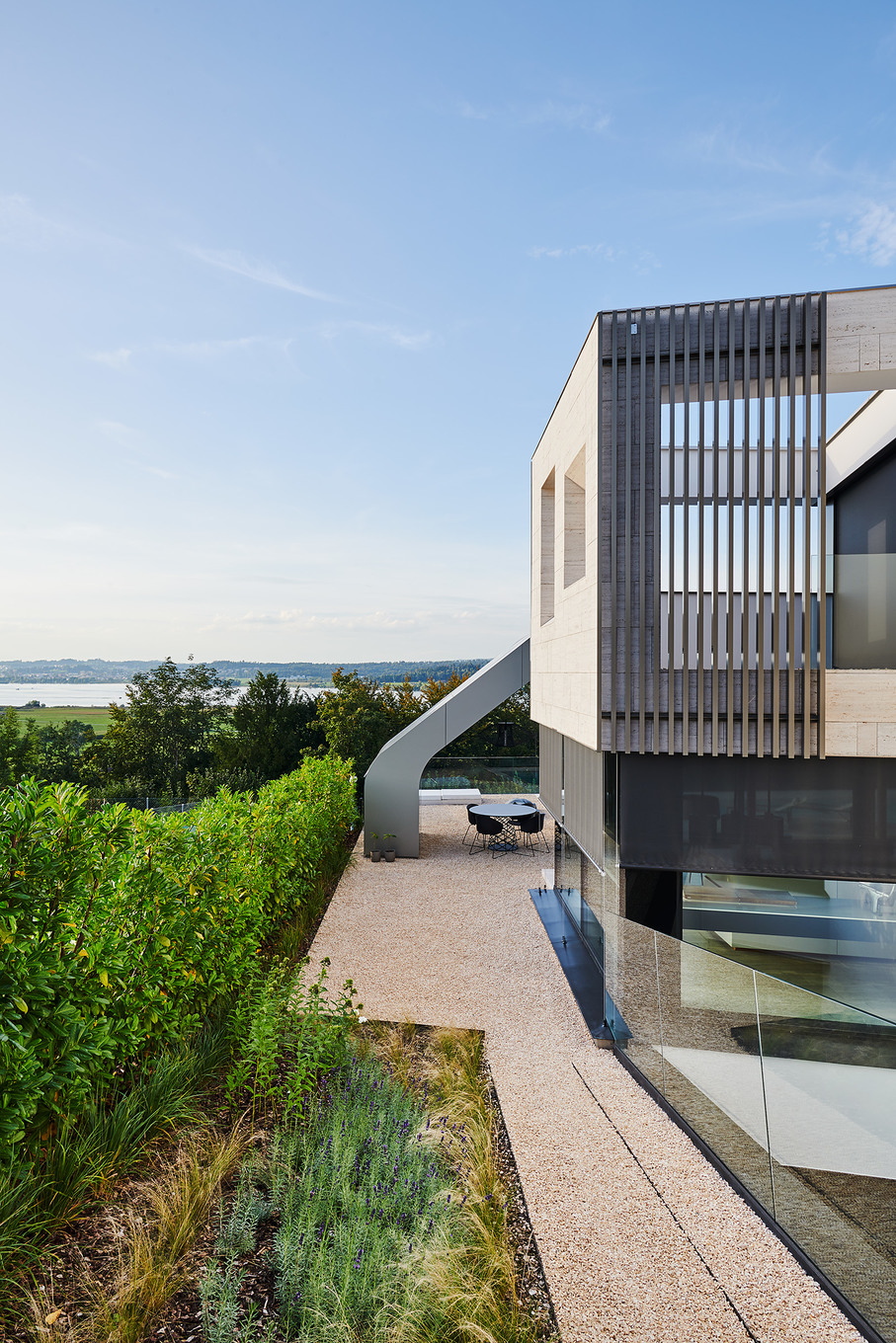 Im Schutz des Flügels