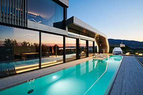 Über Stufen zum warmen Ambiente