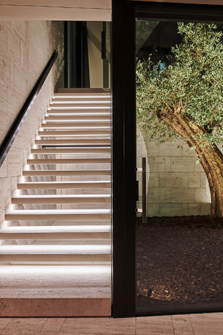 Über Stufen zum warmen Ambiente