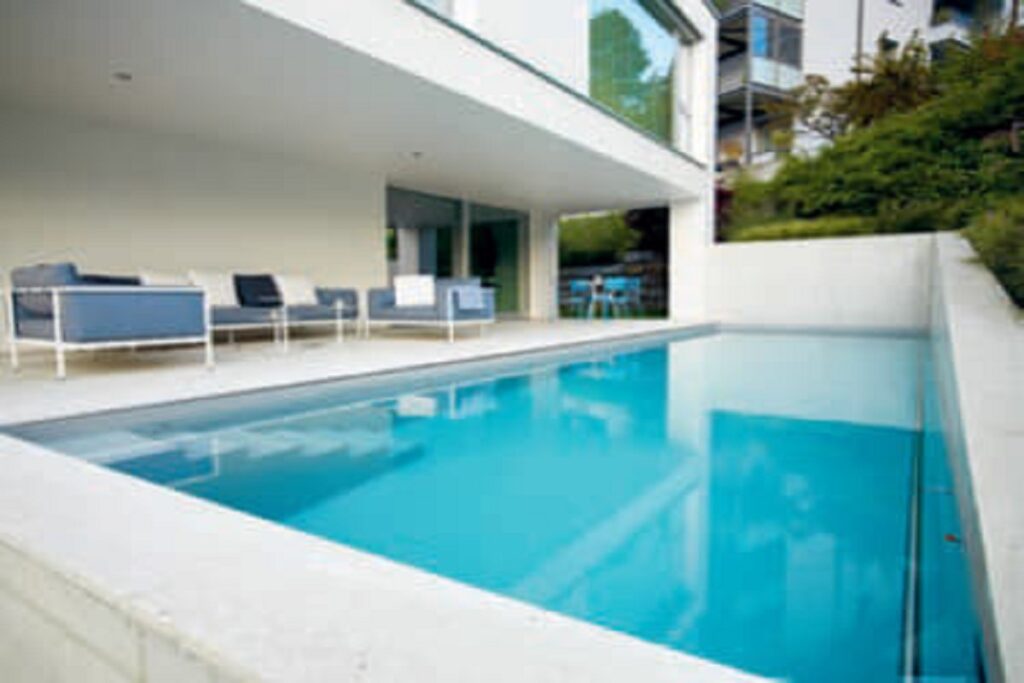 Zwei Haltestangen aus Edelstahl ergänzen den Pool mit einer gewebeverstärkten Membrane und bieten Sicherheit.