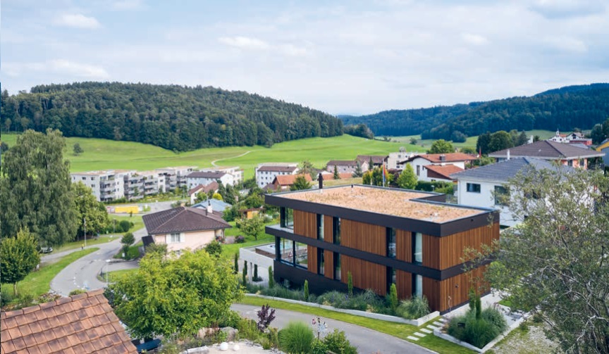 Im Südosten blickt man auf das Naherholungsgebiet Ägelsee. Bei klarer Sicht sind die Churfirsten im Hintergrund zu erkennen.