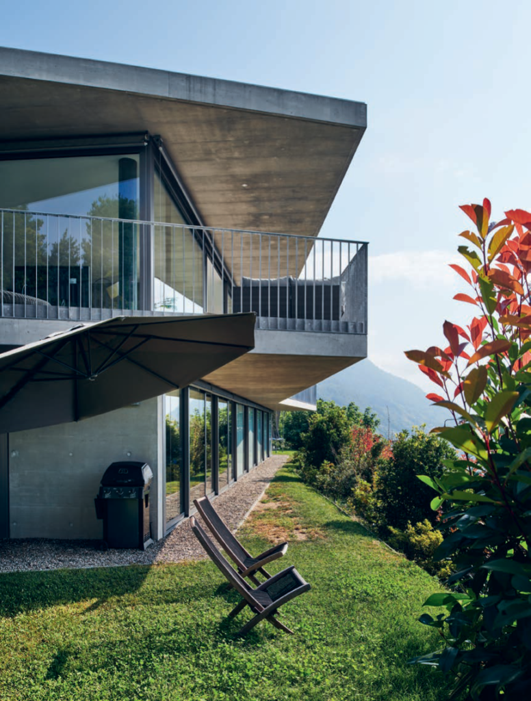 Der Garten ist schmal und zeichnet die Konturen der Hausform nach.