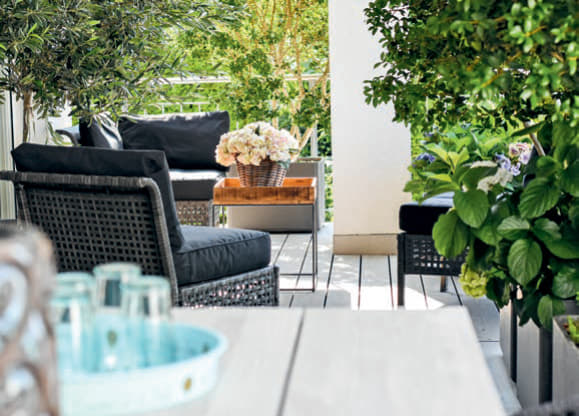 Auf der anderen Seite des Hauses liegt eine über- dachte Terrasse.