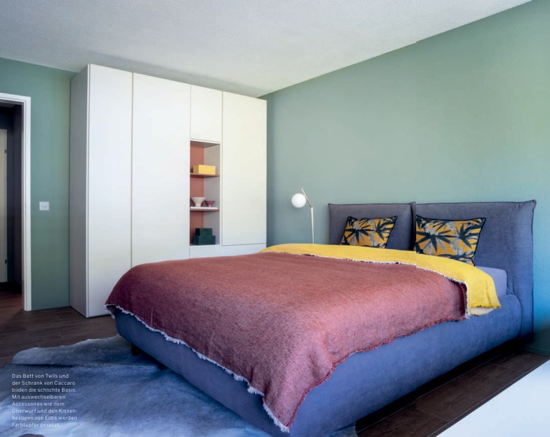 Das Bett von Twils und der Schrank von Caccaro bilden die schlichte Basis. Mit auswechselbaren Accessoires wie dem Überwurf und den Kissen- bezügen von Elitis werden Farbtupfer gesetzt.