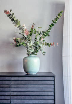 Das Sideboard von Punt harmoniert farblich mit der Wand und hebt sich gleichzeitig von dieser ab.