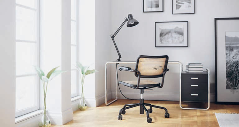 Der Drehstuhl «S64» von Thonet erfüllt gleich mehrere Anforderungen an einen Bürostuhl: Die Rollen und Armlehnen sorgen für ein ergonomisches Arbeiten, während die geflochtene Sitzfläche und die geflochtene Rückenlehne in Sachen Ästhetik allen Ansprüchen gerecht werden.