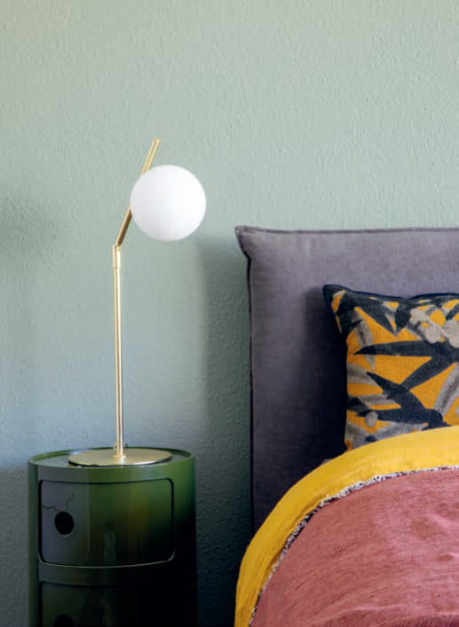 Der Nachttisch von Kartell nimmt Bezug auf die Wandfarbe und kontrastiert den eckigen Schrank mit matten Fronten. Dazu kombinierte die Innenarchitektin eine Leuchte von Aromas Del Campo.