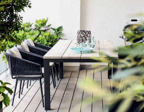 Der dritte Aufent- haltsbereich ist der Platz mit dem Esstisch, der sich – wie die Lounge auch – auf der überdachten Terrasse befindet.