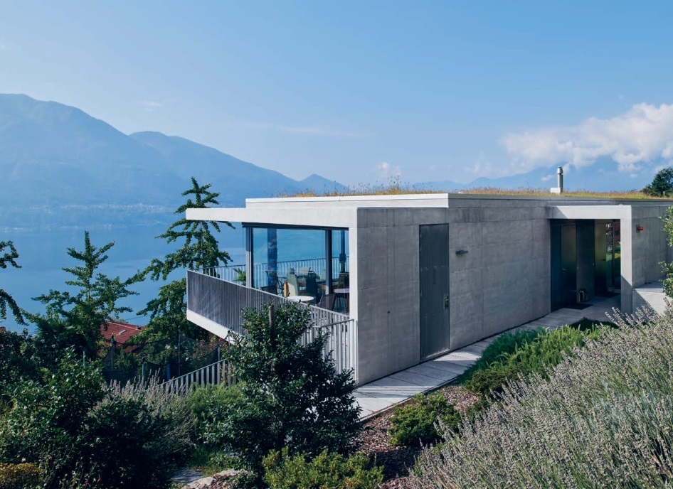 Das Haus ist an steiler Hanglage gebaut und bietet der Familie einen atemberaubenden Blick auf den Lago Maggiore.