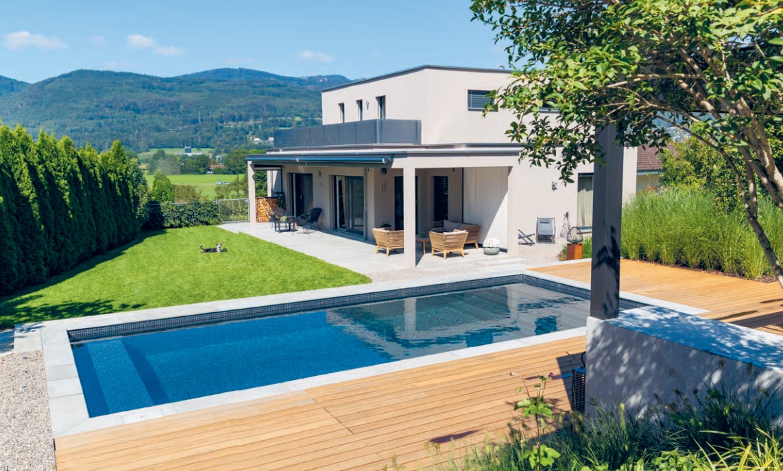 Dieses Beispiel zeigt, wie unebene Grundstücke optimal genutzt werden können. Diese Poollandschaft ist gelungen und mithilfe der Steuerung einfach zu bedienen.