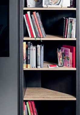 Einen wohnlichen Abschluss neben dem Foodcenter bildet das offene Bücherregal. Es ist massgefertigt und nutzt diesen Winkel im Raum gekonnt für eine lauschige «Leseecke».
