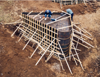 Das Fundament wurde vor Ort geformt, indem der Sichtbeton in eine Konstruktion aus recyceltem Stahl gegossen wurde.