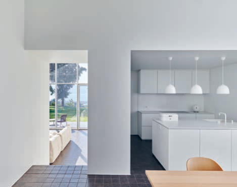 Architekt Pablo Girona arbeitet mit Verhältnissen. Bewusst schloss er den Ausblick bei der Küche, um das Panorama mit Blick auf den Neuenburger- see beim Wohnzimmer zu gewichten.